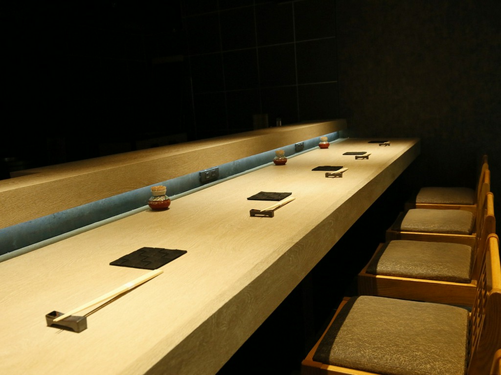 間接照明が美しいカウンター席で、ゆったり寛ぎのひと時
