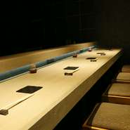 一枚板を使った美しいカウンター席は、間接照明が入った素敵なデザイン。とってもオシャレな雰囲気です。アットホームなもてなしで、デートなどはもちろん一人でもゆっくりと寛ぐことができます。
