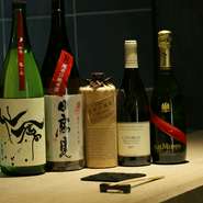 人気の銘柄から季節限定の味わいまで、厳選日本酒を取り揃えています。ほかにも、新鮮な魚介類によく合うシャンパンやワイン、ウイスキー『竹鶴』など、豊富なラインナップが喜ばれています。
