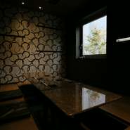 凛とした空気に包まれた落ちつける空間は、大切な人をもてなす接待に最適です。北海道の季節の魚を中心に織りなす『握り』や逸品料理、そして厳選された銘酒を、上質なもてなしの中で堪能してみては。
