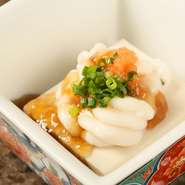 北海道で「たちポン」といえば、11月～1月くらいが一番おいしい「真ダラの白子＝たち」のポン酢のこと。なめらかに裏ごしをして火にかけ、丁寧につくる白子豆腐と真だちポン酢。冬の味覚を贅沢に満喫できます。