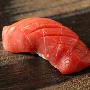 口に含んだ瞬間に、とろけるような『中トロ』。酢飯・わさび・醤油と相まって抜群の旨みを醸し出します。鮪はその季節ごとに上質なものを全国から入荷。中トロはもちろん赤身も人気の味わいです。