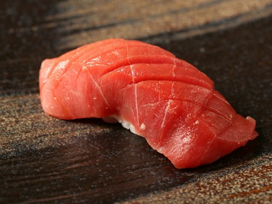 上質な「本鮪」のみを使用。人気の『中トロ握り』