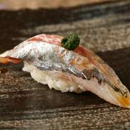 市場が休みなら、店もお休みをいただく徹底したこだわりがおいしさの秘訣。九州から上質なものを入荷してつくる「鯵の握り」は、そのおいしさに虜になるひと続出です。ぜひお見逃しなく。