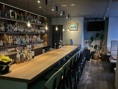 ほんのり灯る間接照明が高級感あるモダンな雰囲気