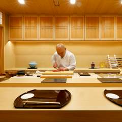 オシャレな空間とこだわりの鮨で、二人だけの物語を紡ぐ