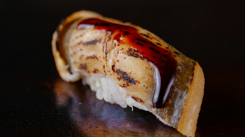 口に入れた瞬間とろける感動。上質な素材と匠の技が生む『煮穴子』