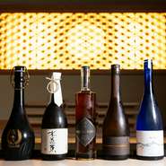 酒屋の目利きが取り揃えた、まだ世に出ていない珠玉の日本酒を提供してくれる鮨店です。料理と絶妙に調和するペアリングも提案しており、訪れるたびに異なる味わいが楽しめるのも魅力。