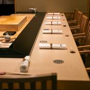 カウンター席で、並んで座りながら料理を味わい、大将との会話も楽しめる贅沢なひととき。丁寧に仕込まれた日本料理を堪能することで、二人の距離も自然と近づく特別な時間が過ごせるでしょう。