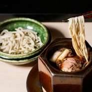 コク深い鴨のだしと、つるりとした喉ごしの良い麺が絶妙に絡み合い、蕎麦のおいしさを再認識することでしょう。毎日手打ちされる蕎麦は、季節ごとにアレンジが施され、旬の風味が楽しめます。