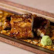 鰻料理を学んだ経験を持つ大将が、炭火で丁寧に焼き上げた逸品。炭火焼ならではの深みのある香ばしさと、ふっくらとした食感です。鰻には季節ごとのアレンジが施され、訪れるたびに異なる料理が楽しめます。