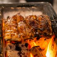 炭火でじっくり焼き上げられた鰻は、外は香ばしく、中はふっくらとした食感です。季節ごとに趣向を変えた味わいを楽しめるので、訪れるたびに新しい驚きが待っています。