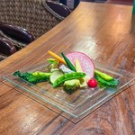 減農薬青森県産にんにくとアンチョビの泡ソースと、有機野菜中心に彩り美しいお野菜の一品。