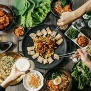 韓国料理全般とスイーツを堪能でき、韓国丸ごと食べつくしたい女子たちの集いにお誂え向き。SNS映えも抜群です。多彩な味わいで、韓国旅行気分を味わえるのも魅力。