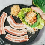 韓国定番サムギョプサル。豚バラ肉を焼いて、キムチ、もやしなどをサンチュに巻いてお召し上がりください。
※2名様～注文可能