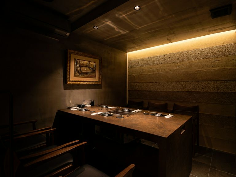 2〜12名様に対応する、オシャレで隠れ家感が高い個室を完備