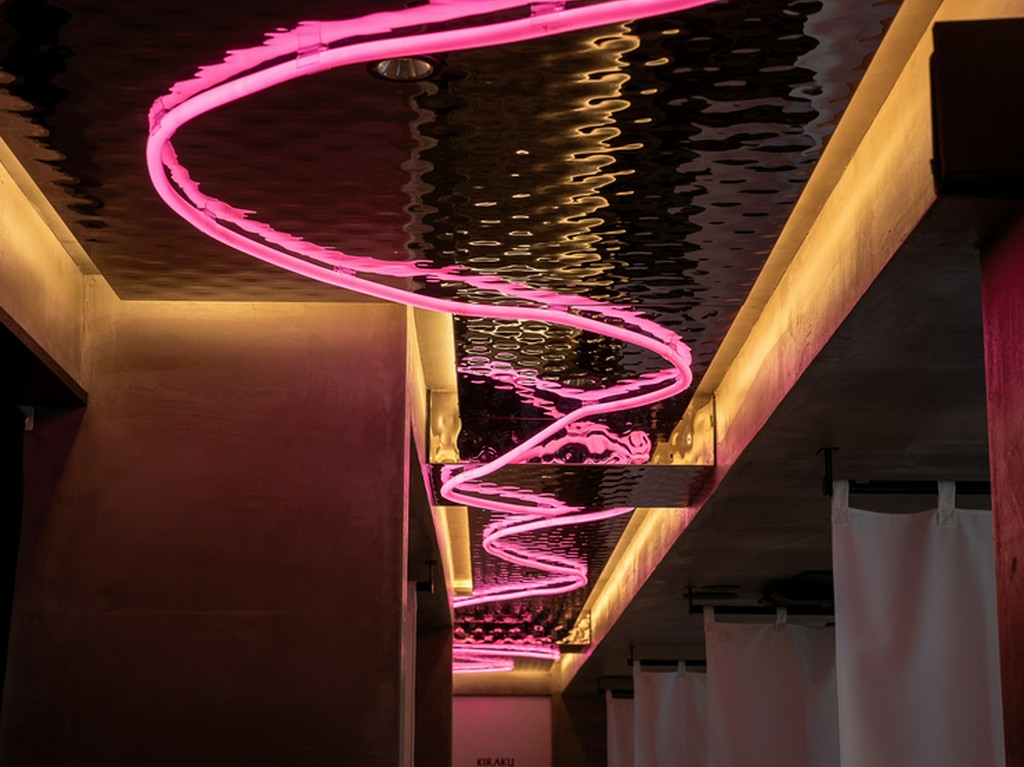 黒を基調とした洗練された空間で憩える