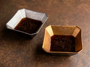 産地直送で仕入れる新鮮な松阪牛、50年継ぎ足しの「魔法のタレ」