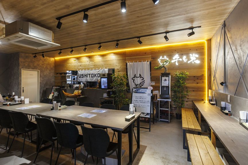 普段使いにも特別な日にも使えそうな清潔感あふれる店内