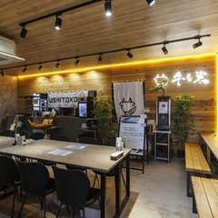 普段使いにも特別な日にも使えそうな清潔感あふれる店内