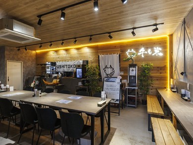 普段使いにも特別な日にも使えそうな清潔感あふれる店内