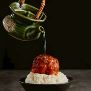 自家製キムチ・和牛たたき・生サーモンを特製だれで和え、つややかなご飯に盛付けた一品は、大葉やゴマの香りがアクセント。まずはそのまま、次は薬味を添えて、最後は自家製のだしで楽しんでいただけます。