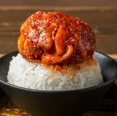 圧倒的ビジュアルの新名物！『和牛サーモン生BAKUDAN丼』