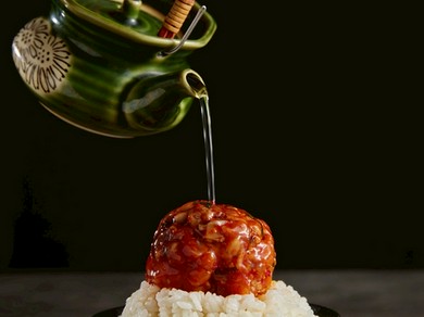 圧倒的ビジュアルの名物！『和牛サーモン生BAKUDAN丼』