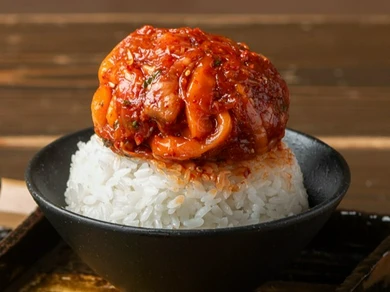 圧倒的ビジュアルの新名物！『和牛サーモン生BAKUDAN丼』