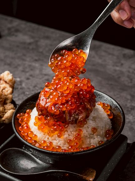 和牛サーモンいくらBAKUDAN丼