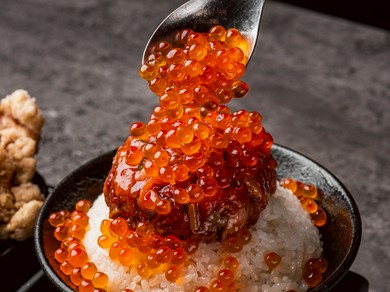 和牛サーモンいくらBAKUDAN丼