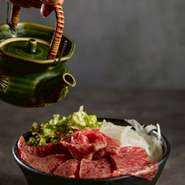 肉の王様サーロインを
贅沢に味わうならこれ！
塩胡椒のみで味をつけてあるので
卓上のタレ、薬味で味変し
最後はお出汁でお召し上がりください