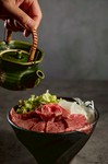 肉の王様サーロインを
贅沢に味わうならこれ！
塩胡椒のみで味をつけてあるので
卓上のタレ、薬味で味変し
最後はお出汁でお召し上がりください