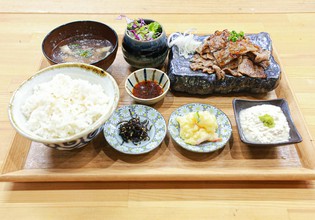 肉本来の旨みを堪能できる『焼肉、トロロ定食』