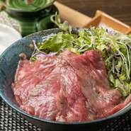淡路島バーガー専門店【SHIMAUMA BURGER】がプロデュースする【牛と米】。大きな塊で肉を仕入れるため、リーズナブルな価格とクオリティの高さを両立できるそう。高級食材を気軽に味わえるのもこの店の魅力です。