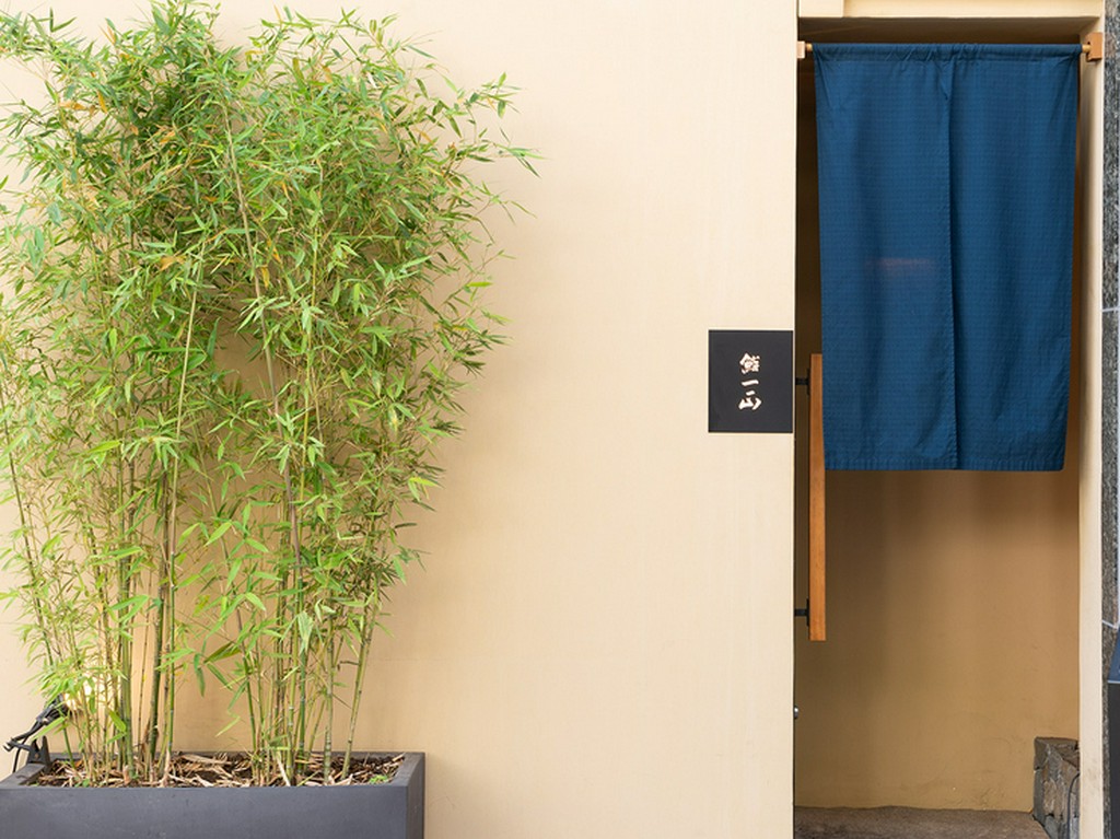 扉の向こうには、繊細な演出で客人を迎え入れてくれる職人の姿