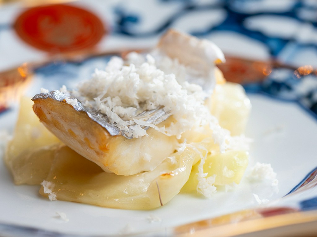 シンプルながらも素材を良さを引き出す『太刀魚の塩焼き　春キャベツ添え』