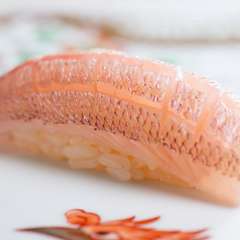 春子鯛の優しい食感に、求肥昆布が深い旨みをもたらす『春子鯛の昆布締め』