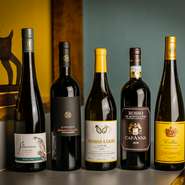 いままで飲んできたイタリアワインの中で、思い入れのあるものを揃え、エピソードも交えて解説つつお客様の好みを丁寧に汲み取って提案。グラスワインも日によって変えています。