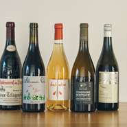 フランスをはじめ、イタリアやポルトガル、日本のものまで幅広く揃えたワインは、料理に合うおいしいものを基準にセレクト。気軽に楽しめるようにグラスワインも数種類を用意しています。