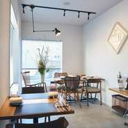 オーナーシェフ・加藤光一氏の友人が手掛けたアートやグリーンを配した店内は、オープンキッチンに面したカウンターとゆったりとしたテーブル席ともに、肩肘を張らずに寛いで過ごせます。
