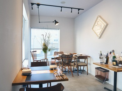 リラックスして食事を楽しめる、温もりに満ちた空間