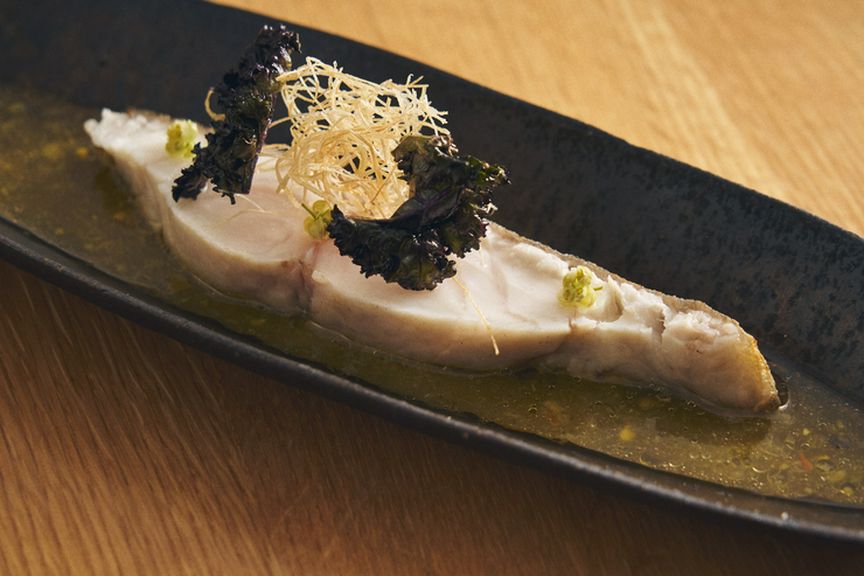 しっとりと仕上げた目鯛はソースで奥行きある味わいに。『目鯛のミキュイ サフランソース』