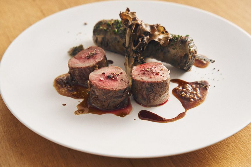 ジビエならではの力強い旨みが際立つ。『鹿もも肉の炭火焼き レバーとハツのブロシェット』