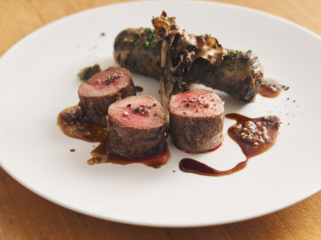ジビエならではの力強い旨みが際立つ。『鹿もも肉の炭火焼き レバーとハツのブロシェット』