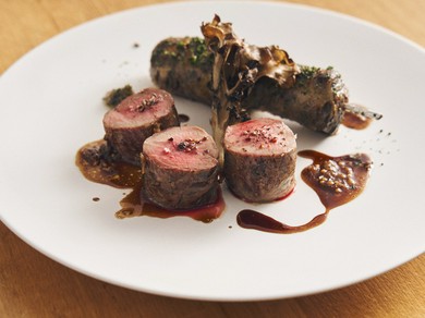 ジビエならではの力強い旨みが際立つ。『鹿もも肉の炭火焼き レバーとハツのブロシェット』
