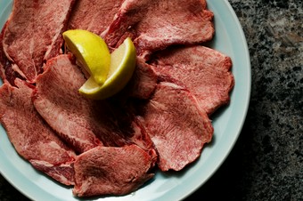 噛む程に広がる甘み、サクサクとした食感がたまらない人気メニュー『特上塩タン 薄切り』