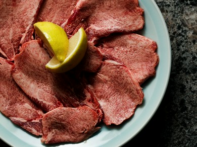 噛む程に広がる甘み、サクサクとした食感がたまらない人気メニュー『特上塩タン 薄切り』