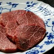 牛肉で一番柔らかい部位であるヒレ。その中でも希少価値のあるのが特上のヒレです。選び抜いた和牛の柔らかい部位を、贅沢なカットで味わえる一品。きめ細かな食感に心奪われます。