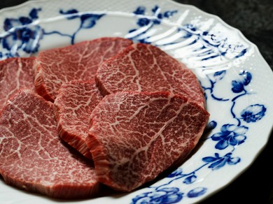 きめ細かな食感に心奪われる。選び抜いた和牛の柔らかい部位を、贅沢なカットで『特上ひれ』